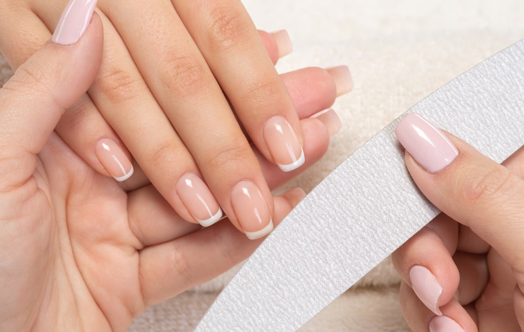 04. Manucure avec vernis de gel français - Premium  chez Ongles & Design - Seulement $50! Shop now at Ongles & Design