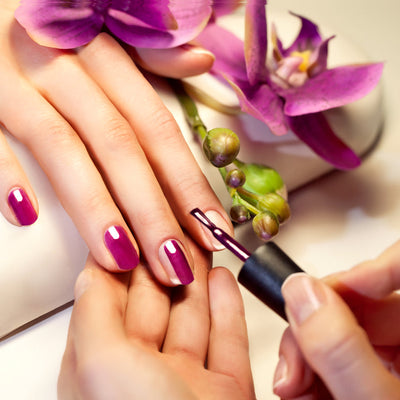 03. Manucure avec vernis de couleur en gel - Premium  chez Ongles & Design - Seulement $40! Shop now at Ongles & Design